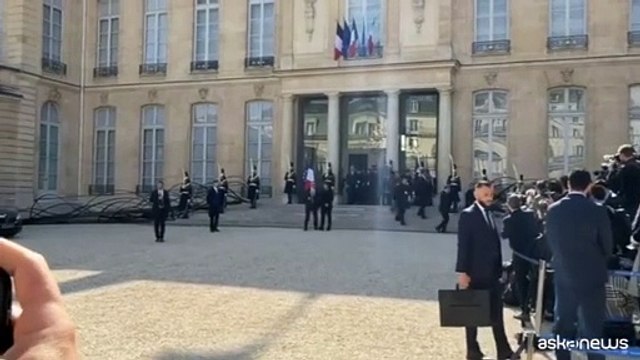 L'arrivo all'Eliseo di Zelensky per il summit dei volenterosi