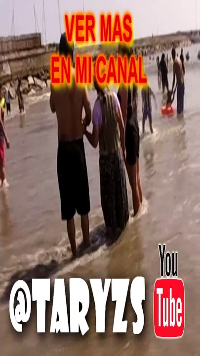 CON ADULTO MAYOR A LAS ORILLAS DE PLAYA PERUANA