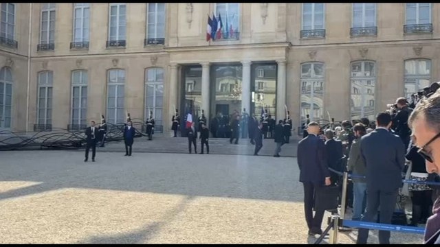 L'arrivo all'Eliseo di Zelensky per il summit dei volenterosi