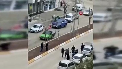 Adliye önünde iki aile birbirine girdi! O anlar kamerada