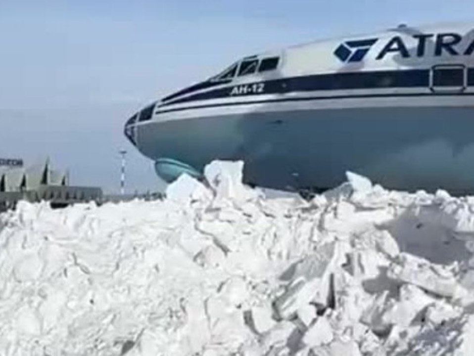 Flugzeug schlittert über Landebahn und kracht in Schneebank