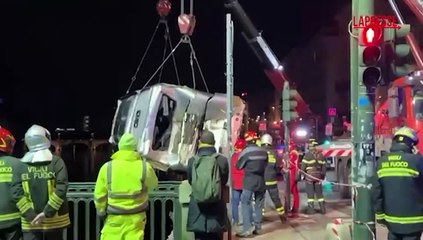 Torino, i vigili del fuoco estraggono il bus caduto nel Po