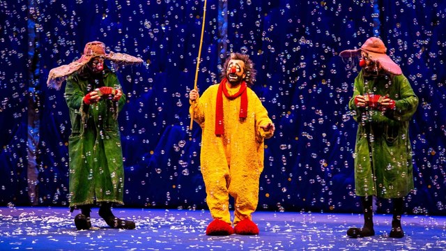 «Slava's snowshow», finta neve e palloni in volo per il ritorno a Roma del clown che incanta adulti e bambini