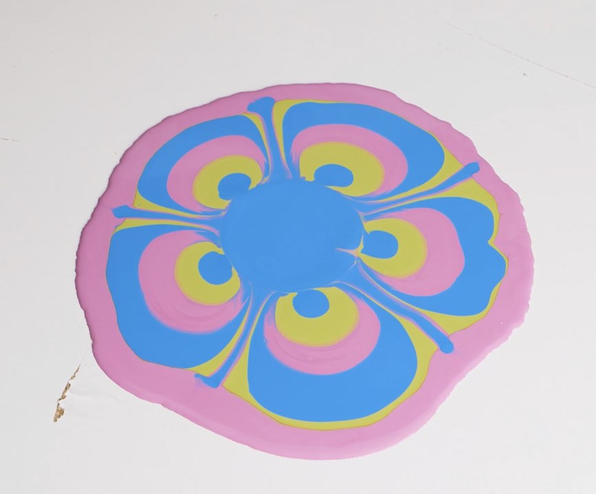 La peinture transforme les meubles usés en de superbes pièces