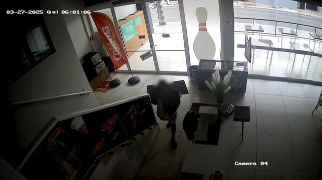 Imagens de câmeras de segurança mostram furto em pizzaria no centro de Umuarama