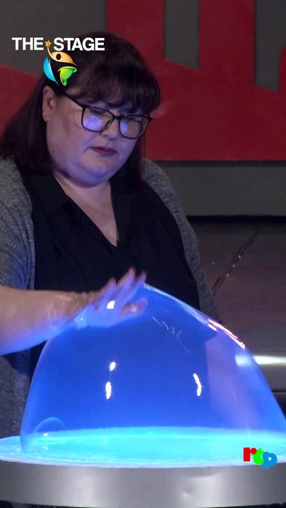 Uno spettacolo magico sul palco di "The Stafe", Ketty Cherubini con le sue bolle di sapone