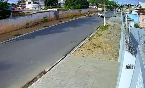 Câmeras de segurança flagram colisão entre veículos, em Arapiraca