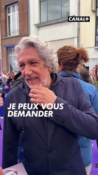 On a fait signer de vieilles photos à Alain Chabat et il n'a pas bougé d'un pouce depuis ses 45 ans 😅