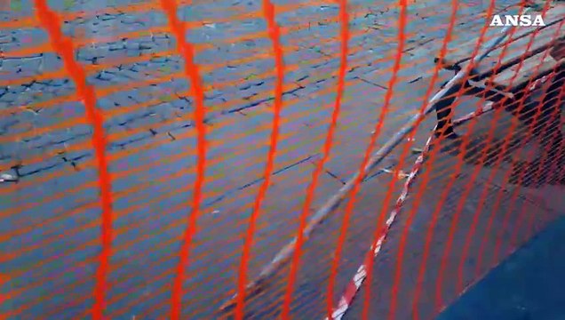 Voragine a Napoli, vi finisce dentro compattatore dei rifiuti