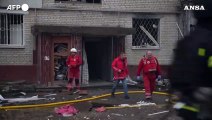 Ucraina, soccorritori al lavoro a Sumy dopo un attacco missilistico russo