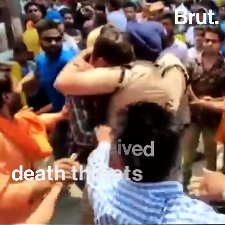 Cop defends Muslim man from mob