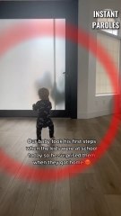 Ils rentrent de l’école puis voient leur petit frère marcher pour la première fois