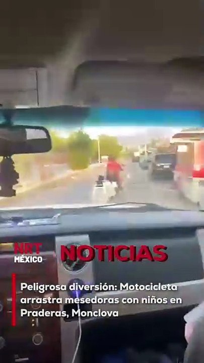 Vecinos de la colonia Praderas en Monclova captaron a una motocicleta jalando varias mesedoras con niños abordo. El inusual “trineo motorizado” ha generado preocupación por la seguridad de los pequeños.