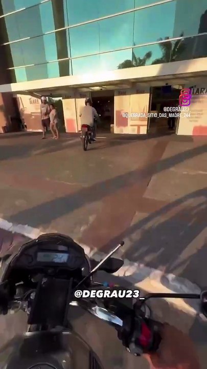 Terror en el shopping: entraron con sus motos para grabar contenido y terminaron de la peor manera