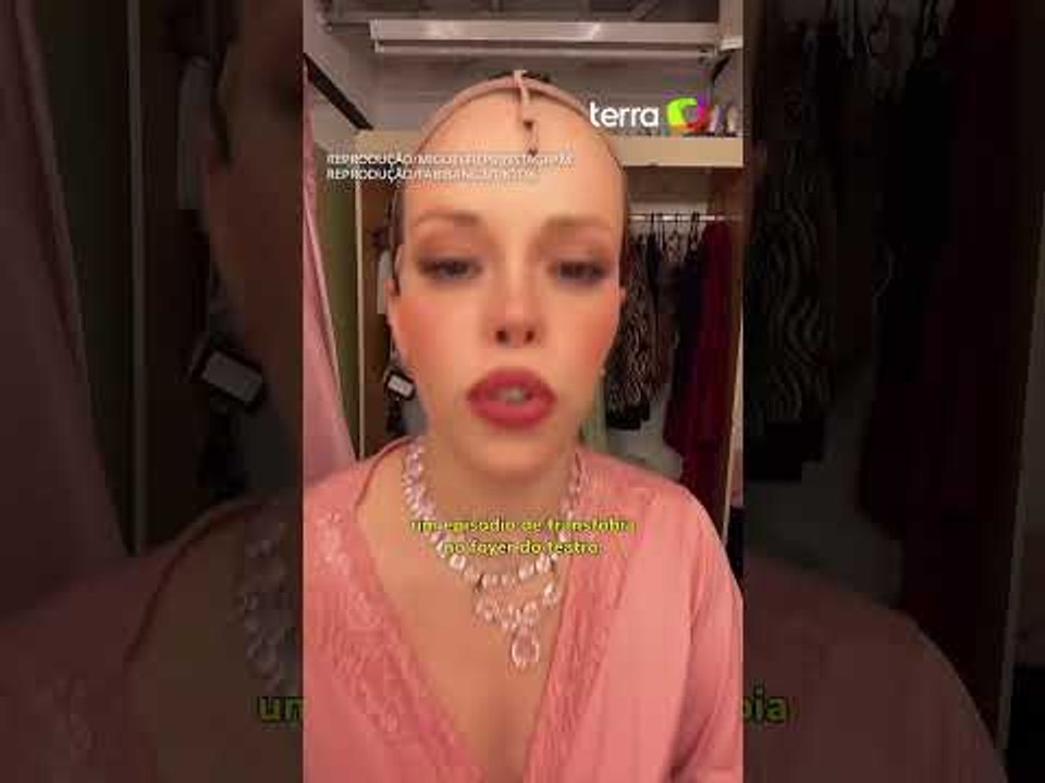 Mulher é expulsa de teatro após atitude transfó...