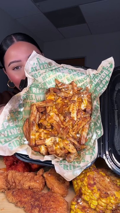 Follow for more ASMR videos🌮🍟 Credits: @claudiaeatsgood #mukbang #asmr #fastfood #asmreating