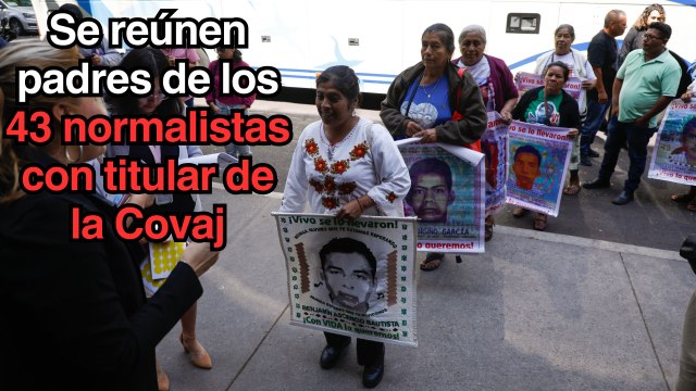 Se reúnen padres de los 43 normalistas de Ayotzinapa con titular de la Covaj