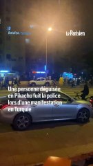 Un manifestant déguisé en Pikachu fuit la police