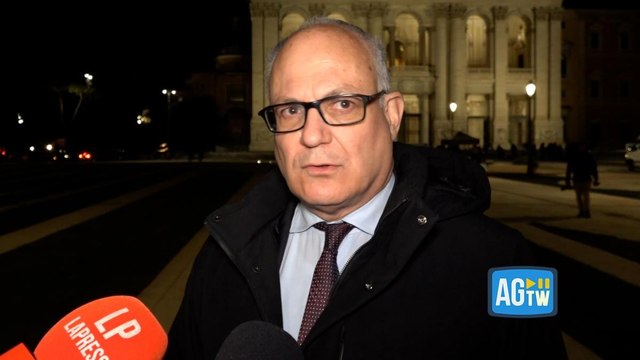 Incendi agli stabilimenti di Ostia, il sindaco Gualtieri: «Inizia una nuova stagione all'insegna della legalità»