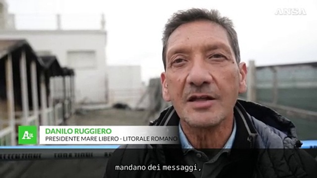 Ostia, Mare libero: "Incendi agli stabilimenti...