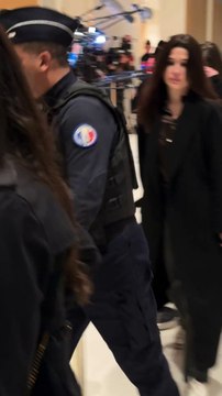 Vidéo - Le tribunal de Paris rendra son jugement le 13 mai (18 mois avec sursis requis contre l'acteur, son avocat plaide la relaxe) - Magda Vavrusova à la sortie du procès de son compagnon Gérard Depardieu pour agressions sexuelles sur deux femmes lors d