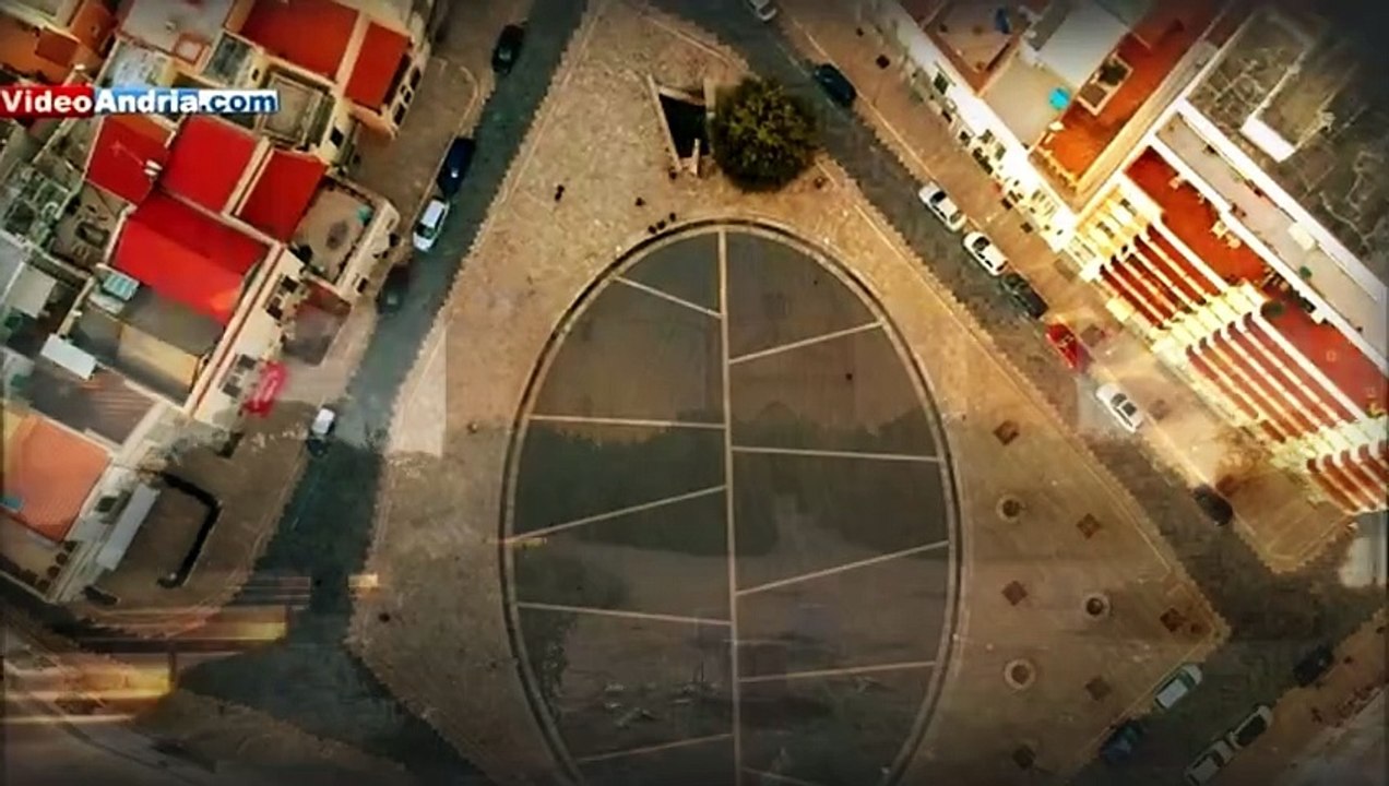 Meteo Puglia, nuvoloni e pioggia su Castel del Monte (Andria) - video dalla Statale 170