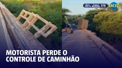 Motorista perde o controle de caminhão e arranca proteção da pista