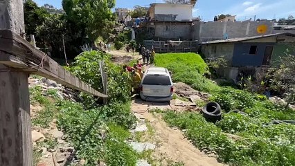 Vehículo en Tijuana se impacta contra techo de casa