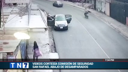 Dos mujeres corren desesperadas para evitar asalto en parada de bus de Desamparados
