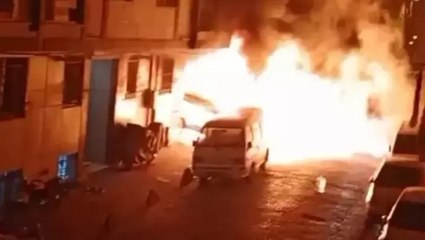 Bahçelievler’de park halindeki 5 araç alev alev yandı