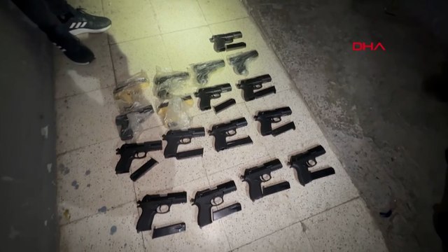 Evdeki valizden ve gardıroptan 21 ruhsatsız tabanca çıktı