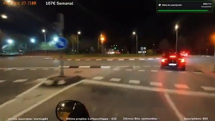 Viviendoenlacalle se salta la línea contínua e invade el carril contrario para pitar a un conductor