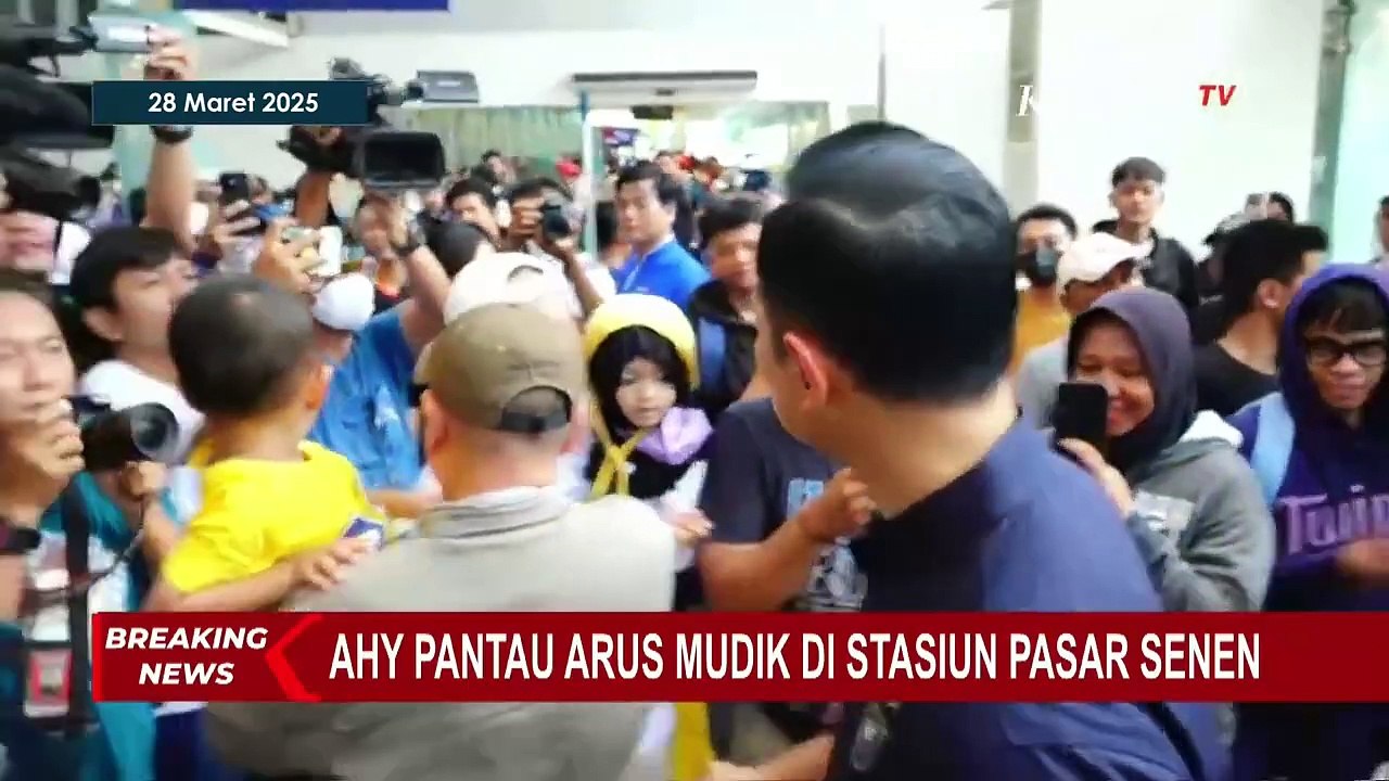 Saat Menko AHY Pantau Mudik Stasiun Pasar Senen hingga Sapa Pemudik di Gerbong Kereta