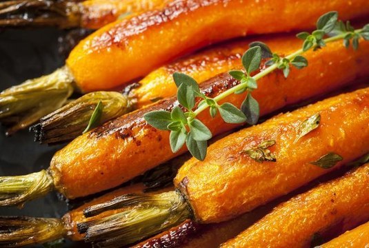 Recette de printemps : ces carottes rôties au four au gruyère, à préparer en 15 min, sont parfaites pour accompagner viandes et poissons