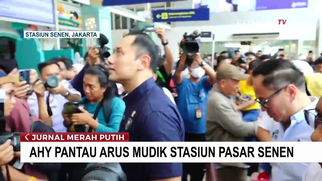 Tinjau Arus Mudik Lebaran, AHY Apresiasi Sederet Petugas KAI di Stasiun Pasar Senen