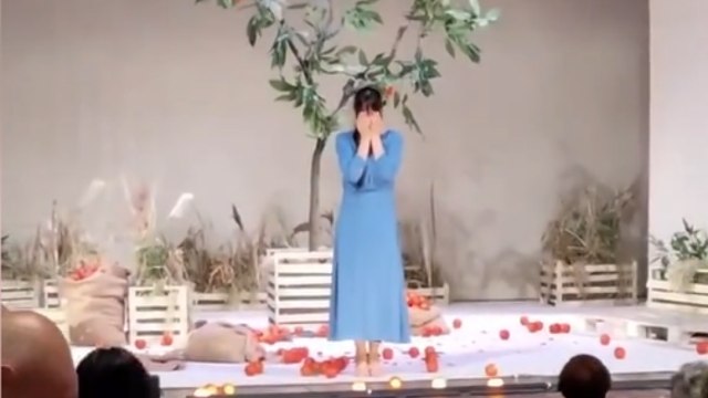 Ambra Angiolini commossa dopo il debutto al teatro San Ferdinando di Napoli: «È il mio modo per tornare a respirare».