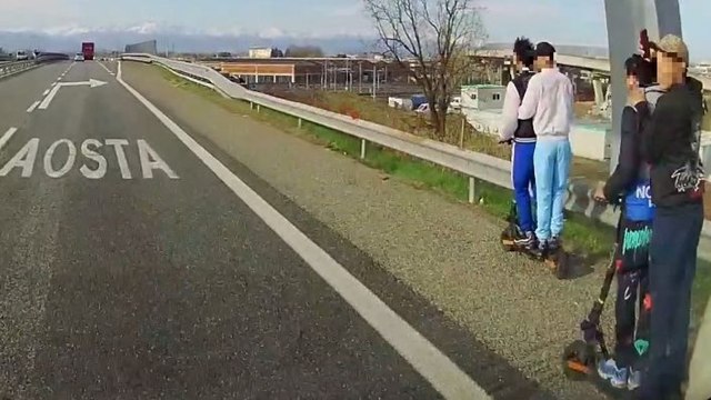 «Col monopattino in Tangenziale, andiamo a comandare». In quattro su due mezzi filmano il gesto folle