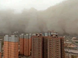 Naturspektakel: Sandsturm hüllt ganze Stadt ein
