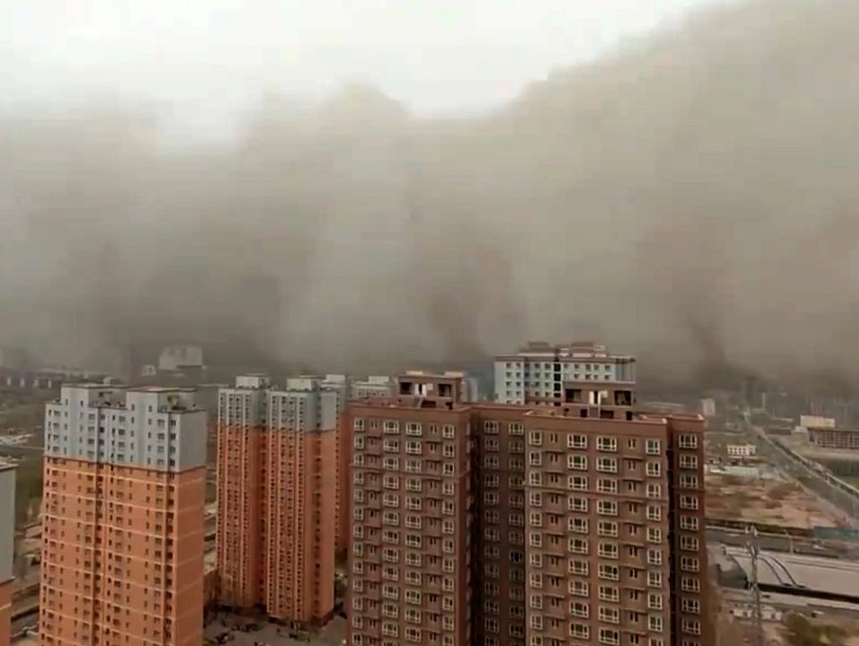 Naturspektakel: Sandsturm hüllt ganze Stadt ein