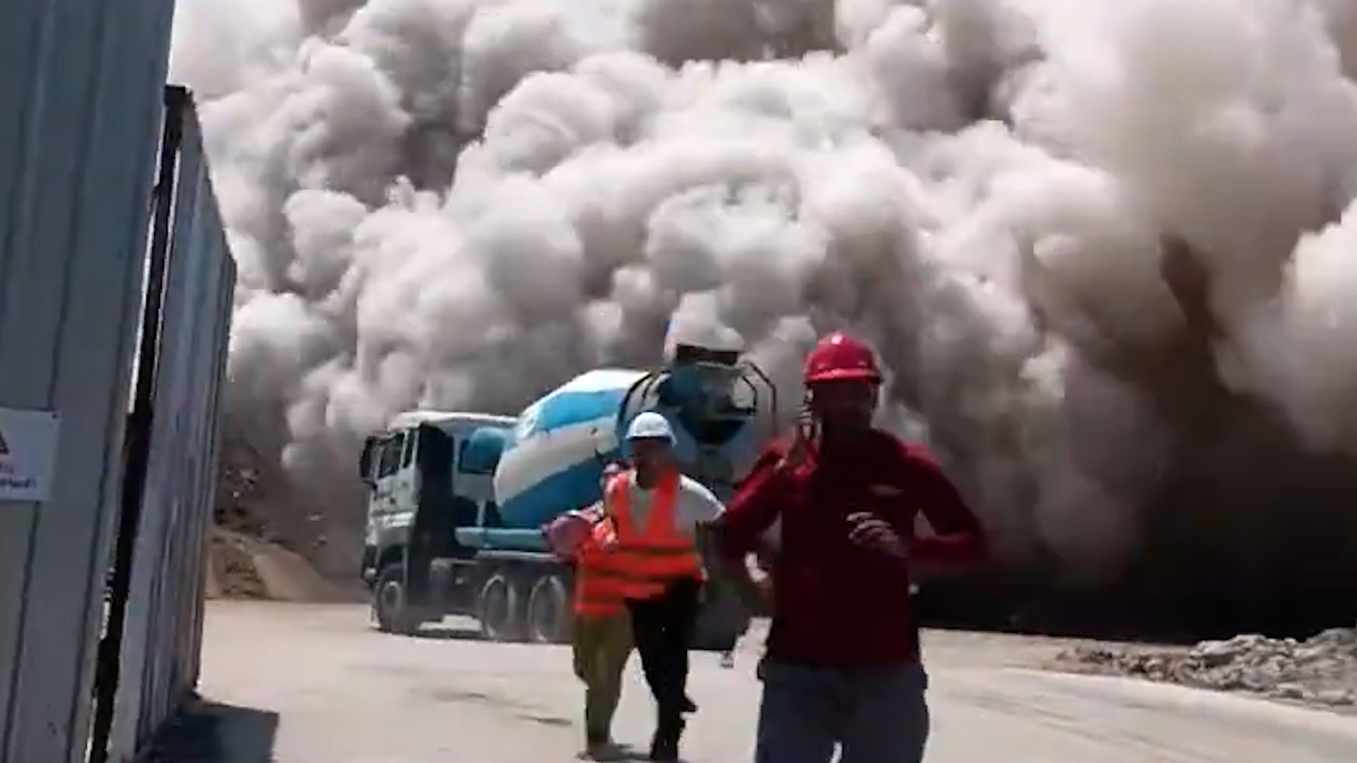Momento del colapso de un rascacielos en Bangkok con trabajadores en su interior por el terremoto