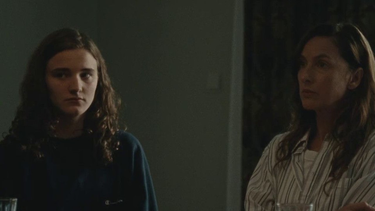 Julie bleibt still Trailer OmeU