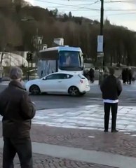 Incroyable : un bus chute dans le fleuve à Turin 🚍💦