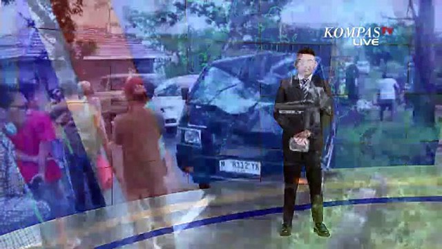 Tiang Listrik Roboh Timpa Pikap di Lumajang, Sopir dan Kernet Terluka