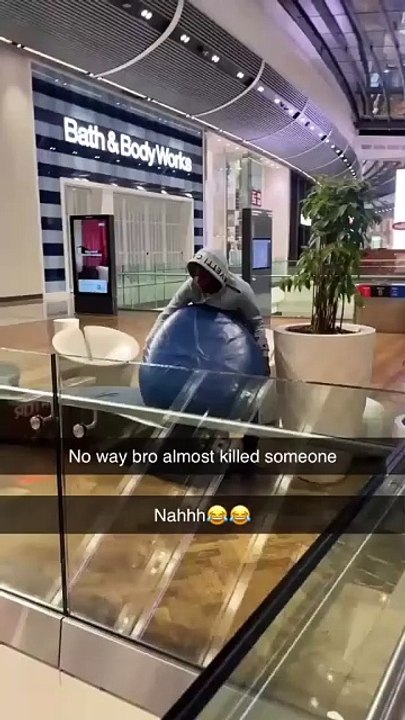 Des adolescents jettent du mobilier depuis le dernier étage d'un centre commercial : un drame a été évité de peu