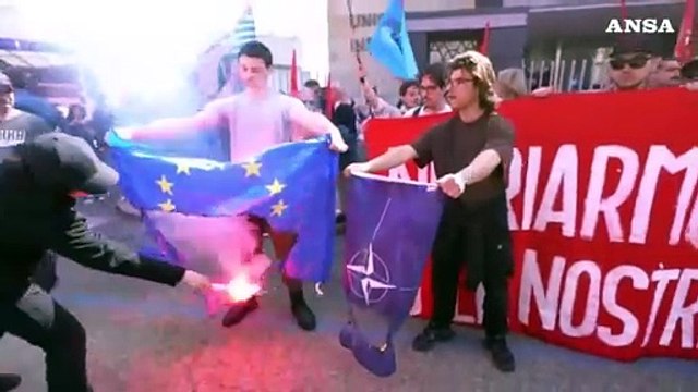 Corteo Torino, bruciate le bandiere europee davanti alla sede dell'Unione industriali