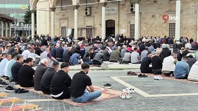 Ramazan ayının son cuma namazında camiler doldu taştı