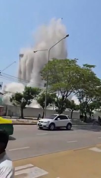 بینکاک تھائی لینڈ میں آج آنیوالے زلزلے میں ایک زیر تعمیر پلازہ گرنے کا منظر، اطلاعات کے مطابق زلزلے کی وجہ سے بینکاک میں کافی نقصان ہو چکا ہے۔😭 یاد رہے اس عمارت میں چالیس افراد کام کر رہے تھے جو کہ اب “لاپتہ” ہو چکے ہیں۔