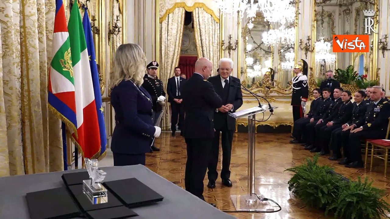 Mattarella riceve in dono aquila in cristallo di Murano da Capo di Stato Maggiore Aeronautica