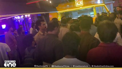 'കടയടയ്ക്കണമെന്ന് നാട്ടുകാര്‍ അടയ്ക്കില്ലെന്ന് കടക്കാര്‍';തീരാതെ കോവൂരിലെ തര്‍ക്കം