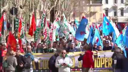 Lavoratori in corteo a Torino, lo striscione: "Senza contratto si sciopera"